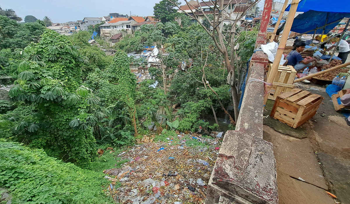 Kondisi Jembatan MA Salmun, Kota Bogor yang dipenuhi sampah.