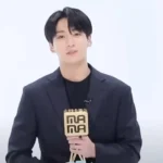 Jungkook BTS saat menerima award dari MAMA 2023.