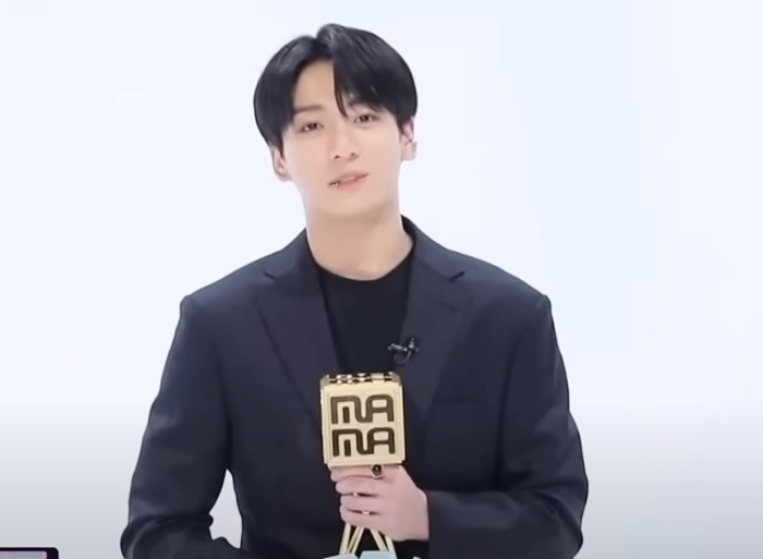 Jungkook BTS saat menerima award dari MAMA 2023.