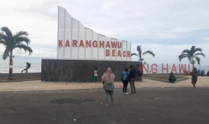 Pantai Karanghawu, Kabupaten Sukabumi.