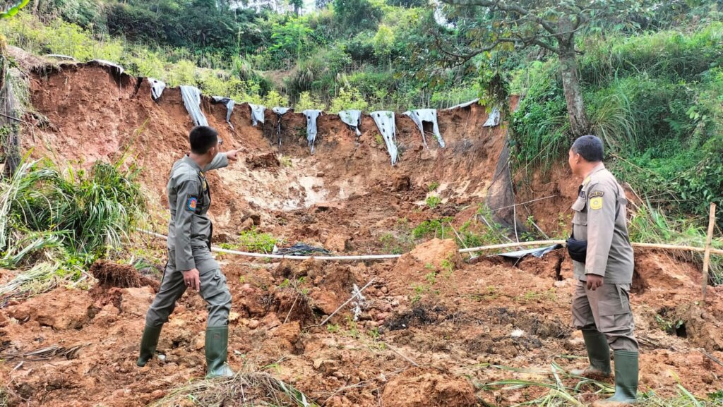 Longsor tutupi Jalan Cianten Leuwiliang sehingga satu kampung terisolasi.