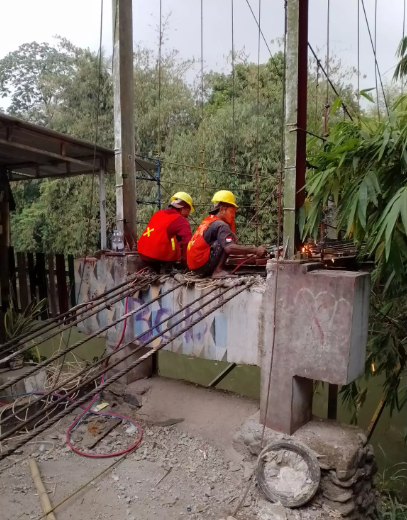 Perbaikan Jembatan Parung Serab oleh DPUPR Kota Depok (2/11).