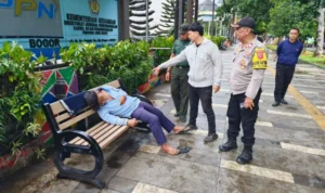 Seorang pria paruh baya ditemukan tewas dalam kondisi duduk di kursi pedestrian Jalan Juanda (depan Kantor KPPN) Kota Bogor, Kamis (30/11).