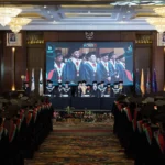 Ratusan wisudawan Universitas Informatika dan Bisnis Indonesia tengah melangsungkan upacara kelulusan.