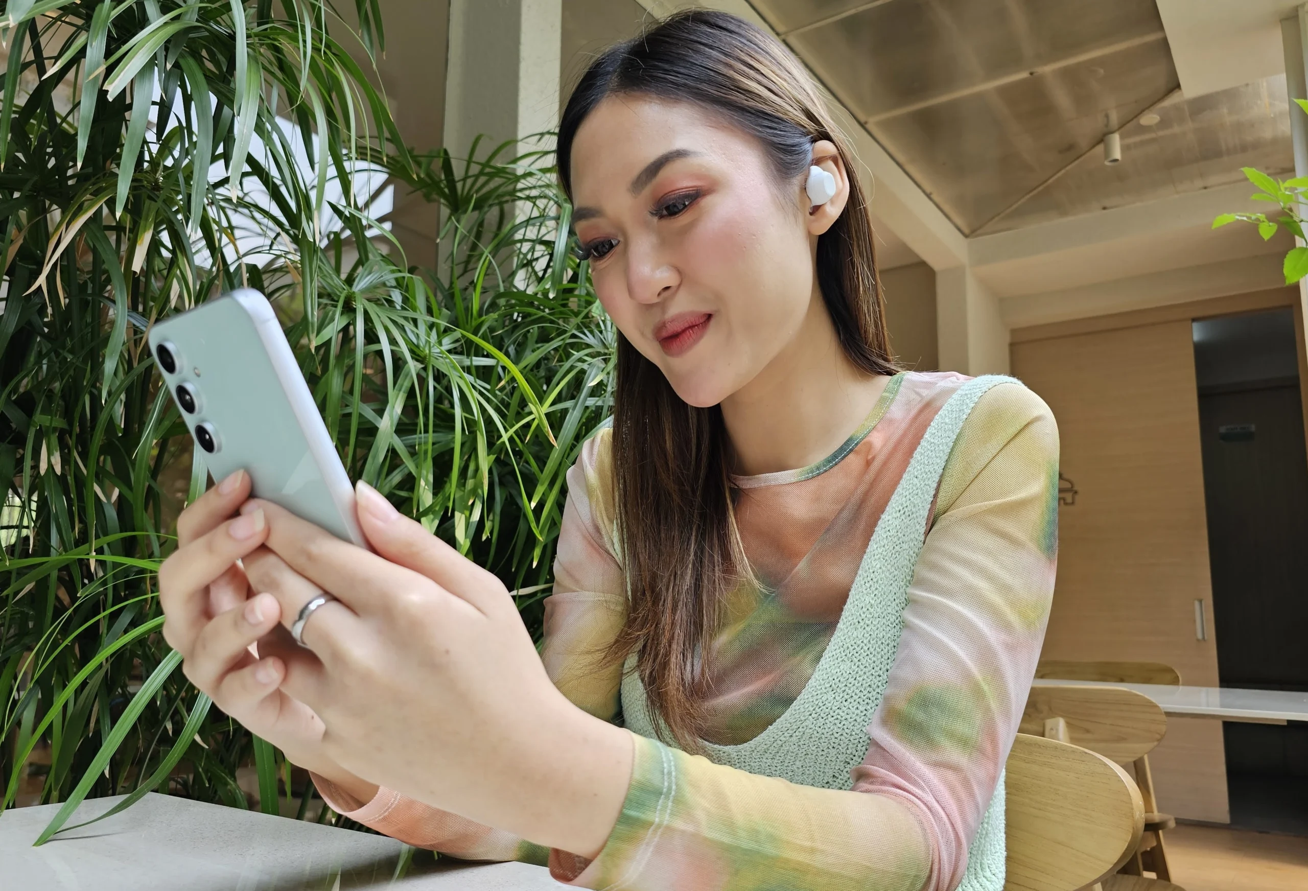 Salah satu keunggulan Smartphone Samsung Galaxy S23 FE adalah pada tampilan pilihan warna Eye Catching yang dapat mengekspresikan pemakainya