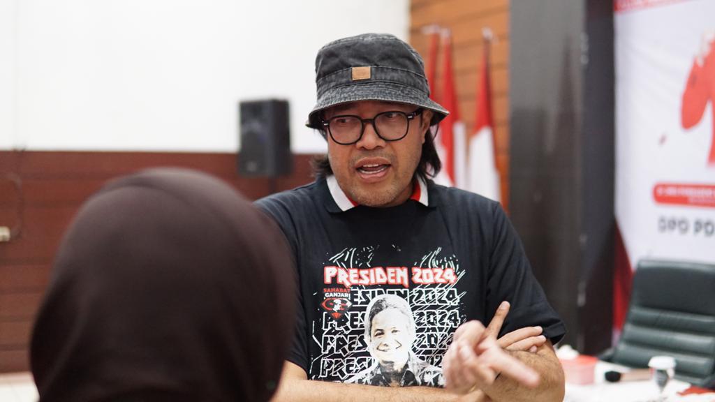 Anggota Fraksi PDI Perjuangan asal dapil VIII Jabar, Ono Surono menyoroti revisi Undang-Undang Desa Nomor 6 tahun 2014 agar masa jabatan kuwu dari 3 kali 6 tahun dirubah menjadi 2 kali 9 tahun tidak disetujui pemerintah.