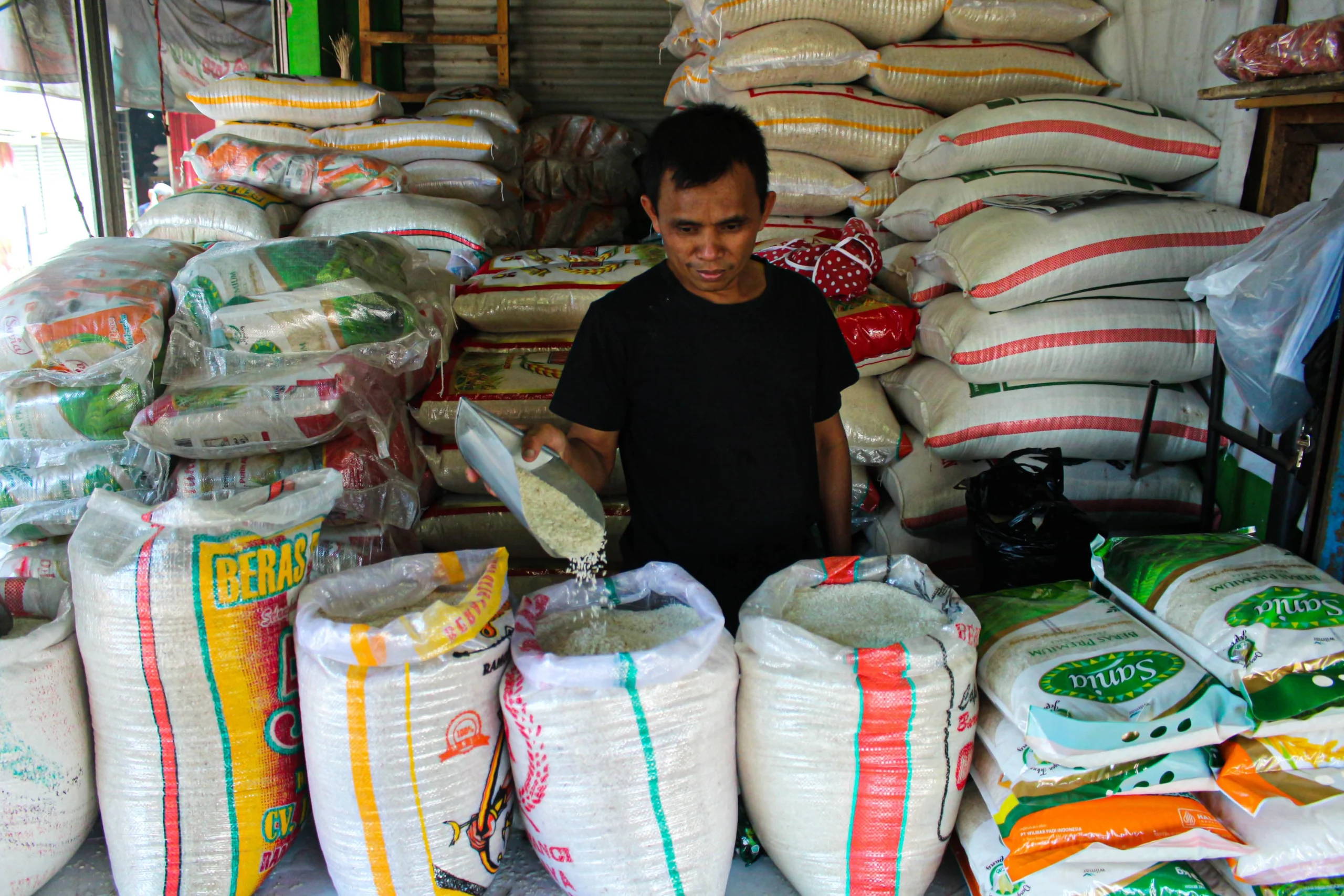 ILUSTRASI: Pedagang beras tengah menanti pembeli di kiosnya, Pasar Gedebage, Kota Bandung. (Pandu Muslim/Jabarekspres)
