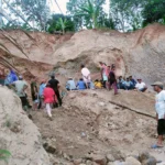Proses evakuasi penambang yang tertimbun galian pasir di Sukabumi.