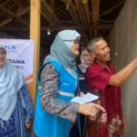 Kementerian ESDM, Anggota Komisi VII DPR RI, dan PLN Unit Induk Distribusi Jawa Barat, saat menyalurkan bantuan listrik di Desa Sirnajaya, Kecamatan Gununghalu, KBB. Foto Jabarekspres/Wit