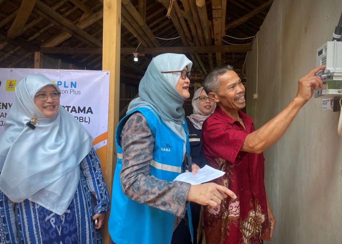 Kementerian ESDM, Anggota Komisi VII DPR RI, dan PLN Unit Induk Distribusi Jawa Barat, saat menyalurkan bantuan listrik di Desa Sirnajaya, Kecamatan Gununghalu, KBB. Foto Jabarekspres/Wit