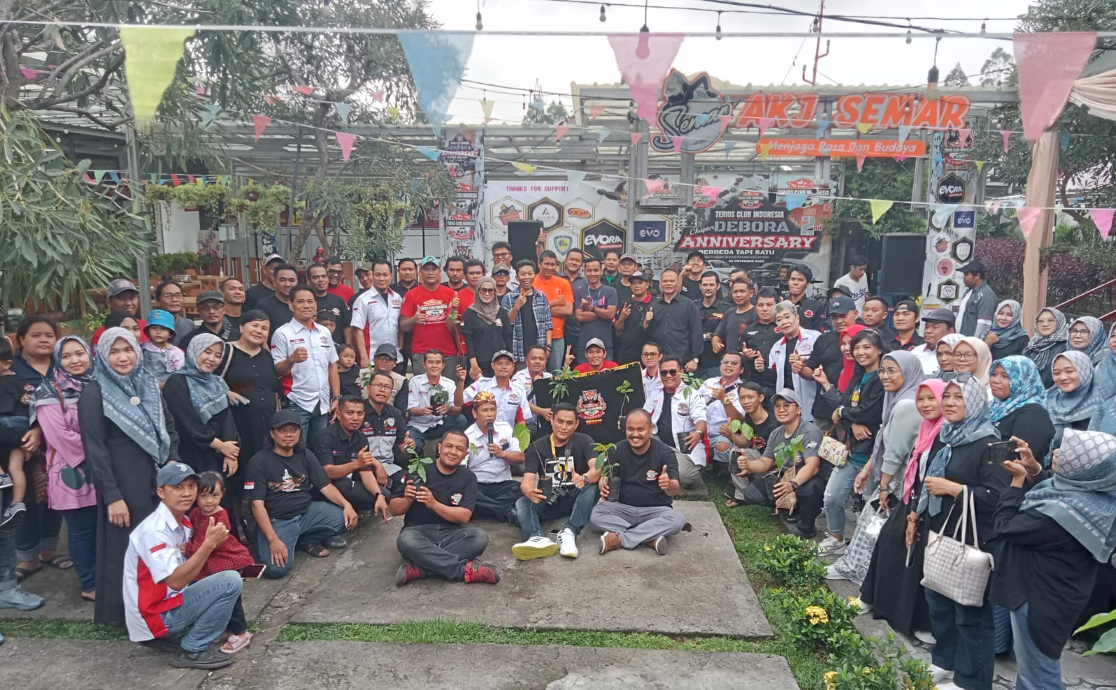 Lestarikan Lingkungan, TCI Debora Tanam dan Bagikan 1000 Bibit Pohon di Bogor