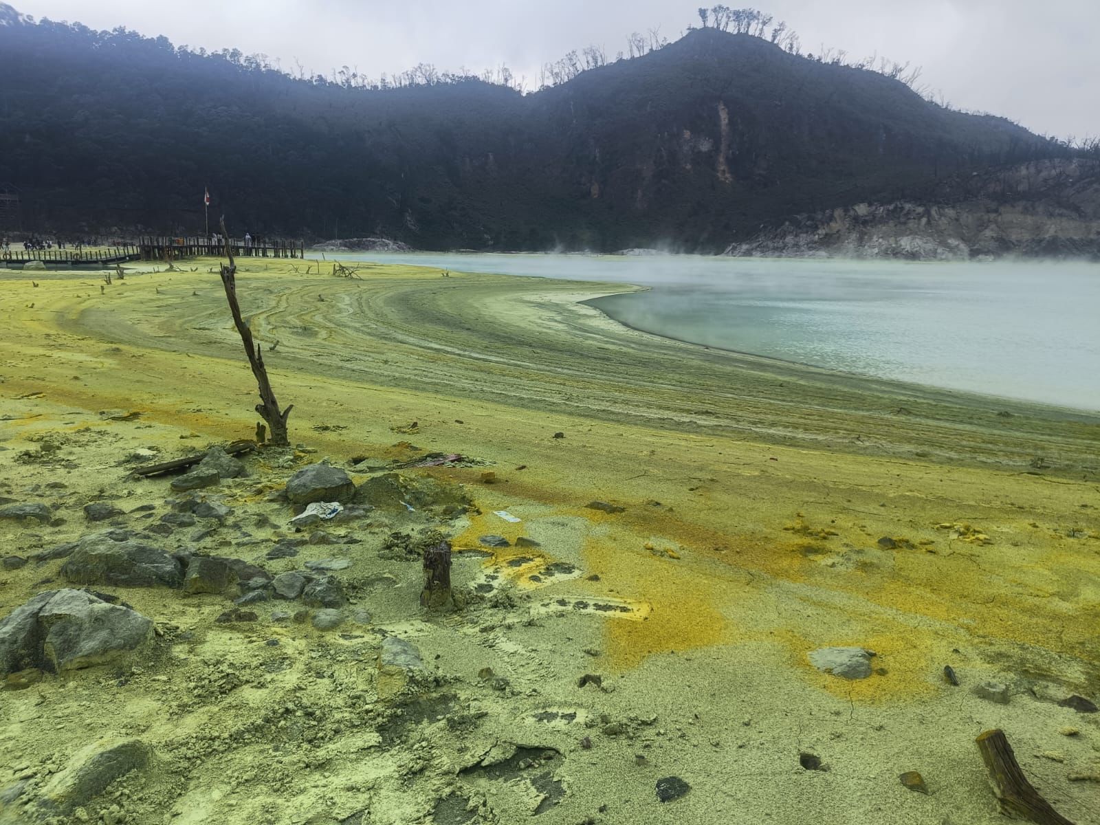 Debit Air Danau Wisata Kawah Putih Alami Penyusutan Selama Kemarau Panjang