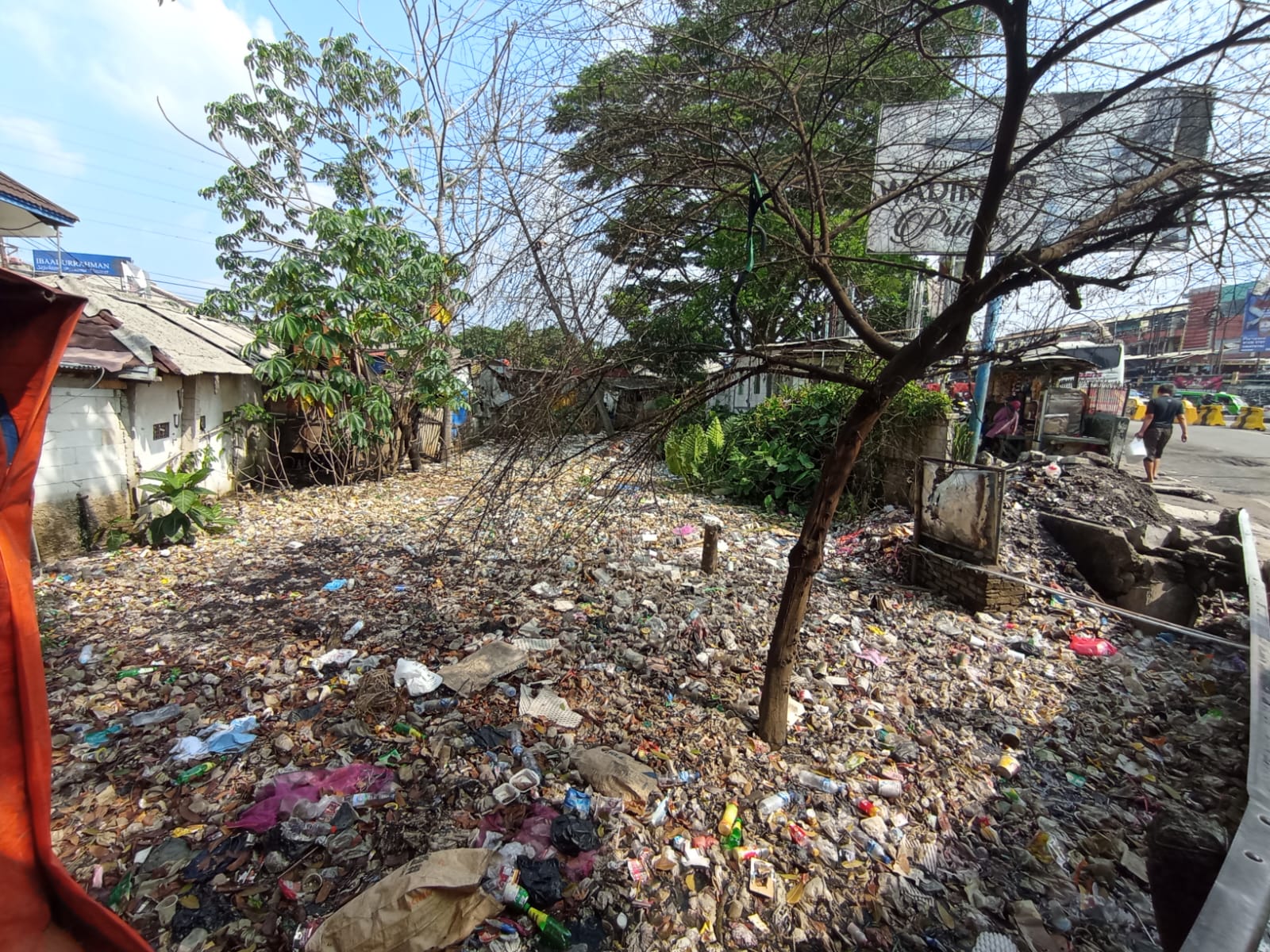 Waduh! Saluran Air di Simpang Ciawi Ditutup Sampah