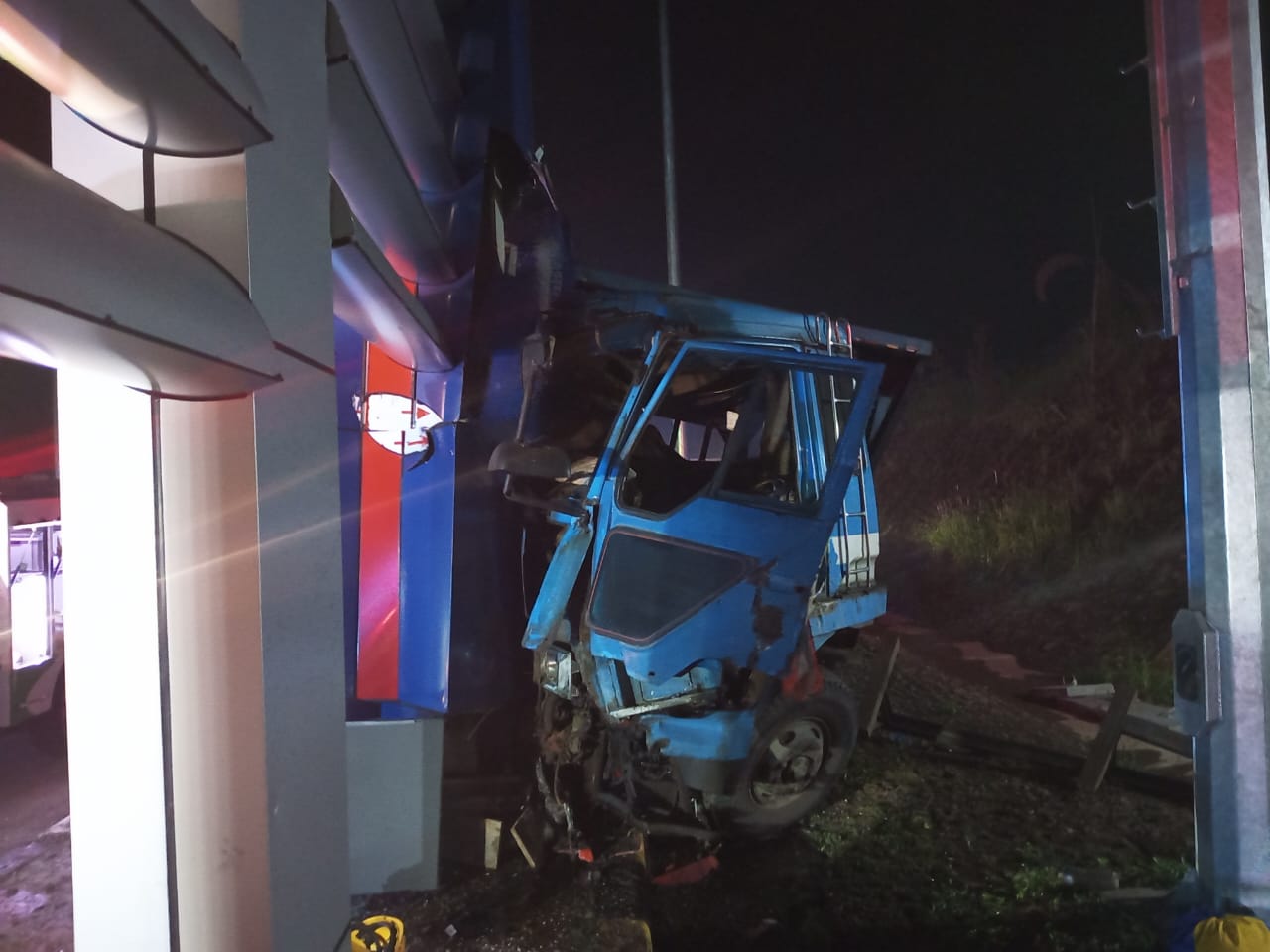 Kendaraan Mitsubishi Tronton menabrak beton penyangg di gerbang tol Parungkuda. Sumber poto : Humas Polres Sukabumi