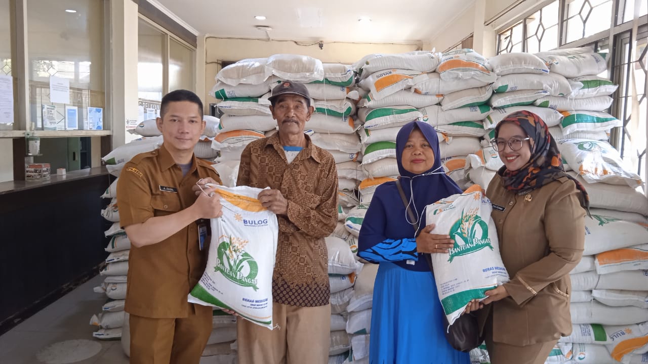 Doc. Pembagian Bantuan Cadangan Beras Pemerintah di Kota Cimahi (Firman)