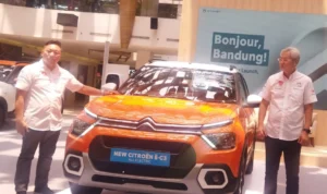 CEO Citroën Indonesia, Tan Kim Plauw (kanan) bersama Ferdinan Hendra, Sales & Marketing Division Head PT Indomobil National Distributor saat memperkenalkan New Citroën E-C3 all electric di Atrium, Paskal Shopping Centre, Kota Bandung, Selasa (7/11). (Nizar/Jabarekspres)