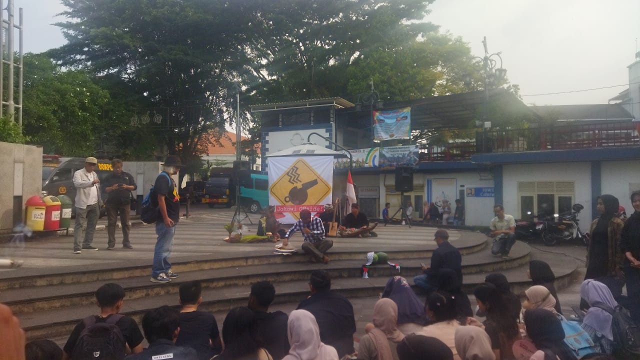 Forum Masyarakat Sipil Jabar berkumpul di Cikapundung Riverspot untuk beri peringatan kepada Presiden Jokowi (7/11).