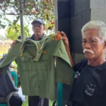 Dasim (70), Anggota Linmas Kelurahan Muktisari tunjukan seragam tugasnya saat mendemo Lurah Muktisari Kota Banjar, Selasa 7 November 2023.