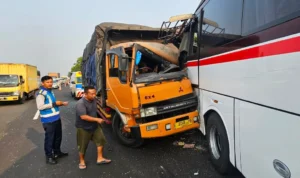 Truk Muatan Barang Tabrak Bus Primajasa di Tol Purbaleunyi, Satu Orang Meninggal Dunia
