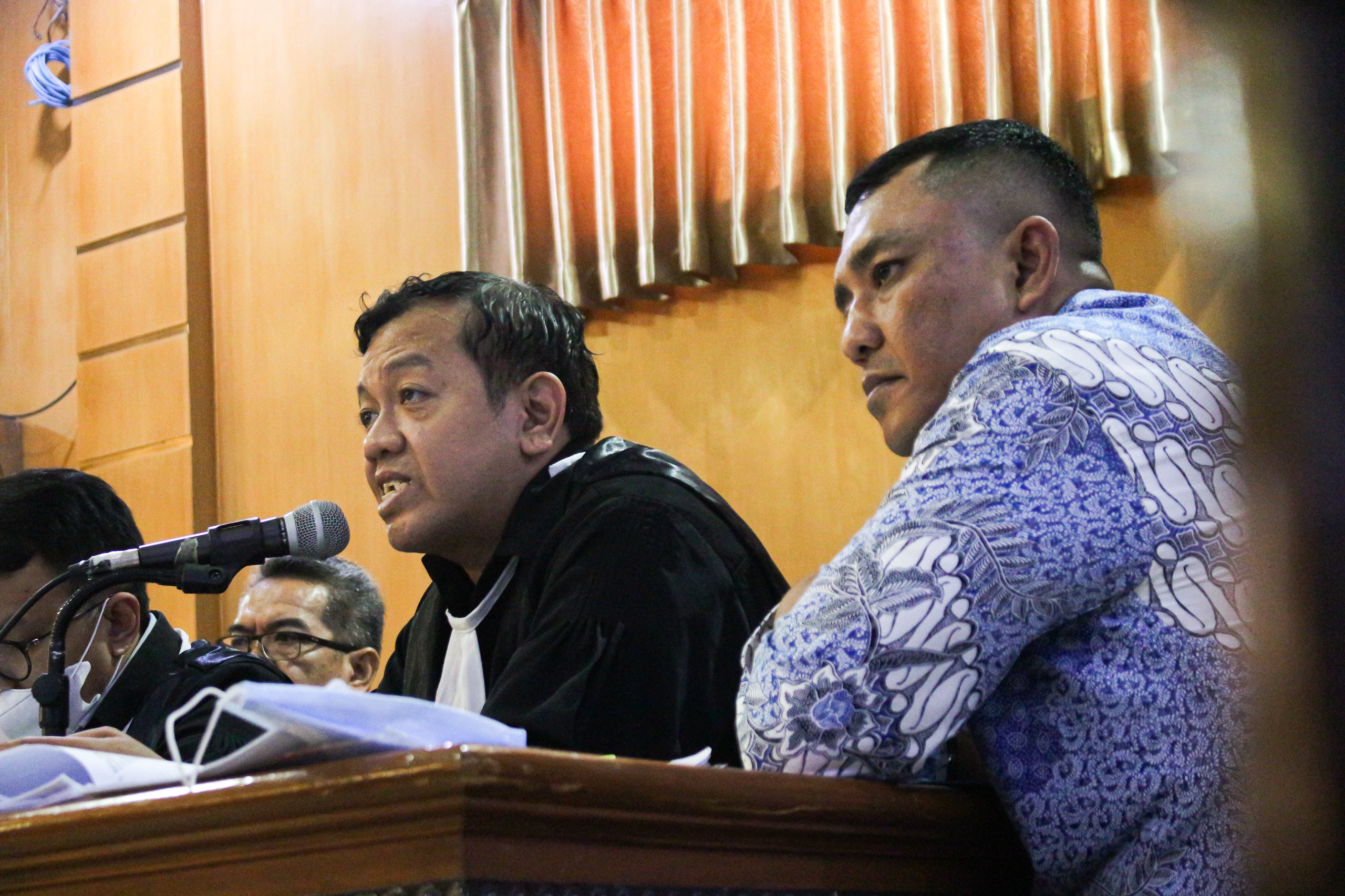 Ist. Salag satu terdakwa kasus suap proyek Bandung Smart City, Khairul Rijal (kanan). Foto. Pandu Muslim.