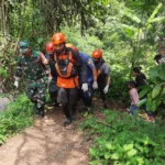 Proses Evakuasi MI (16) remaja yang tewas tenggelam di sungai Cicatih Cibadak Kabupaten Sukabumi/ foto Istimewa