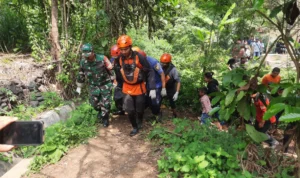 Proses Evakuasi MI (16) remaja yang tewas tenggelam di sungai Cicatih Cibadak Kabupaten Sukabumi/ foto Istimewa