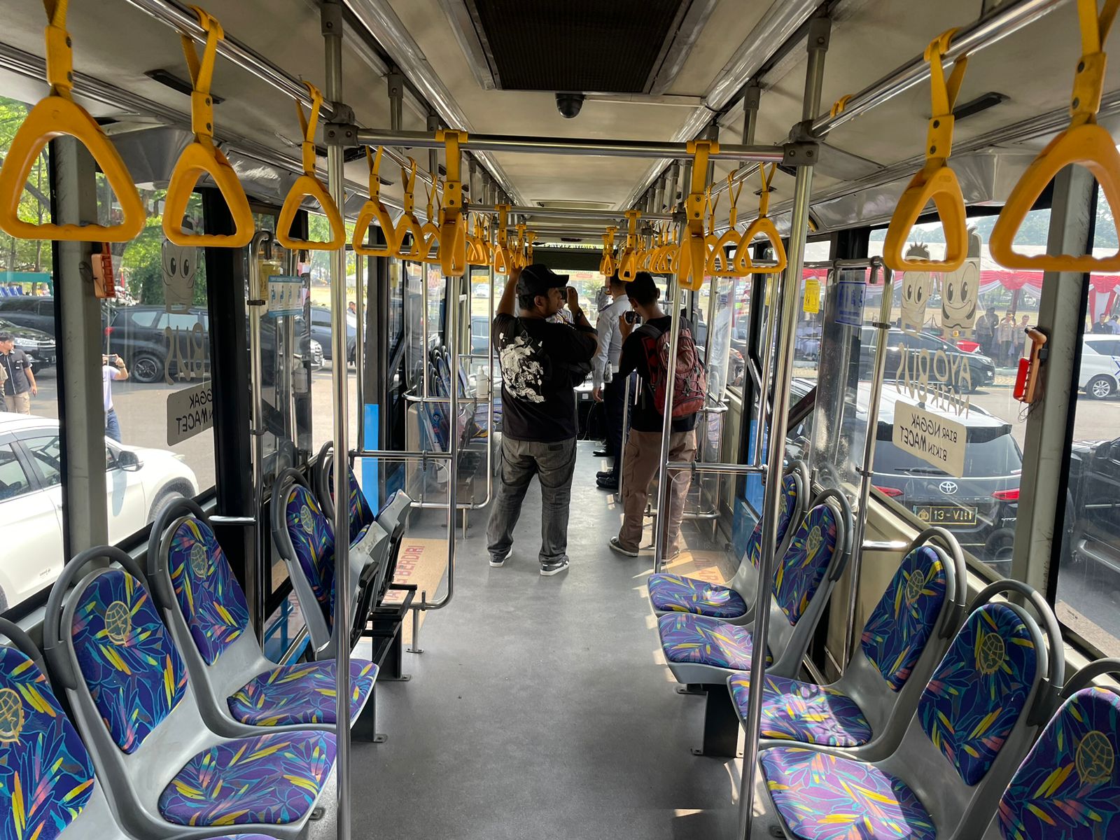 Ini Bus Shuttle yang Akan Angkut Penonton Piala Dunia U17 ke Stadion Jalak Harupat Berkapasitas 70 Penumpang. Foto Agi Jabar Ekspres