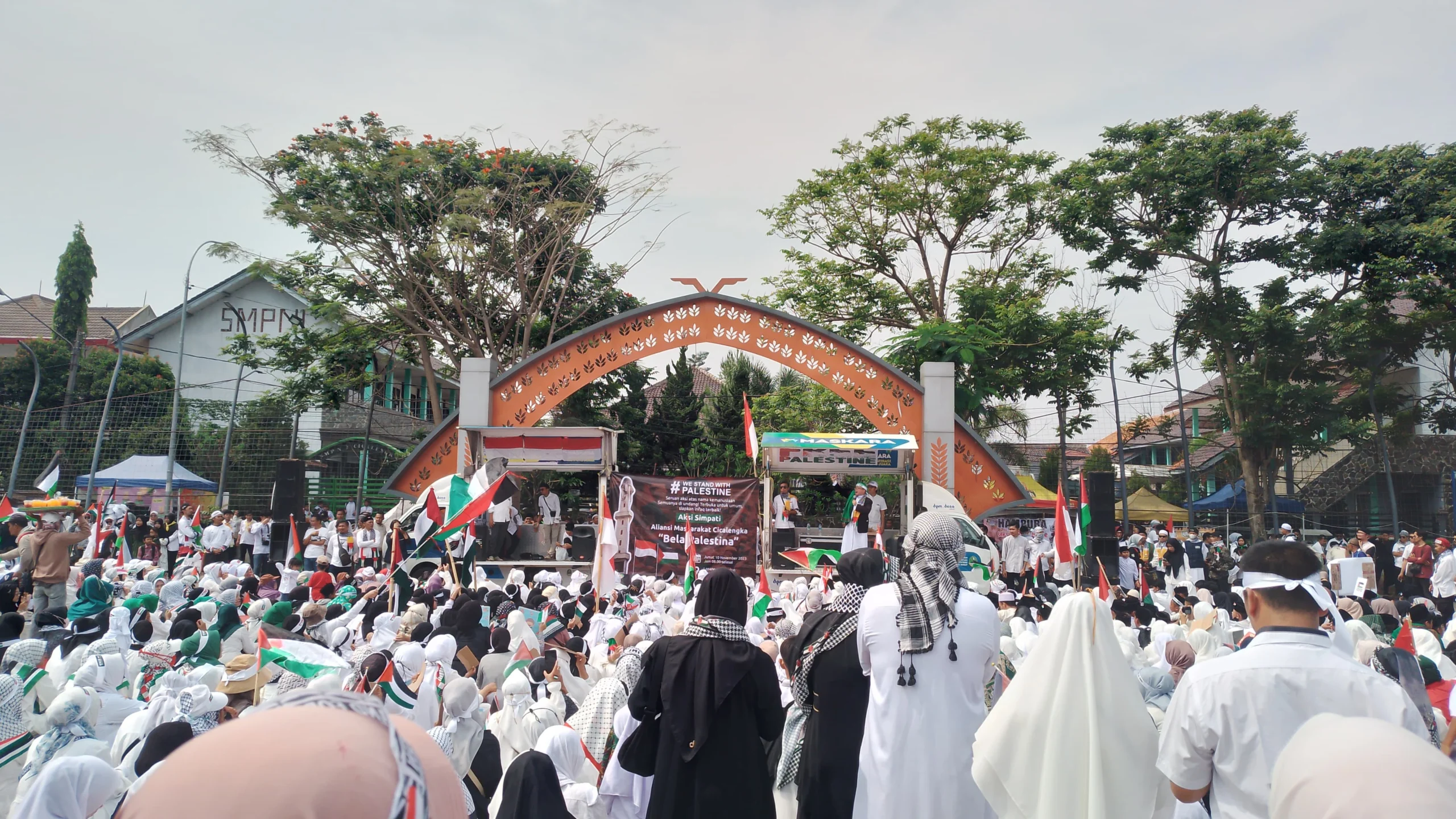 Aliansi Masyarakat Cicalengka gelar aksi simpati Palestina, ratusan warga berkumpul memenuhi lapangan Alun-Alun Kecamatan Cicalengka, Kabupaten Bandung. (Yanuar/Jabar Ekspres)
