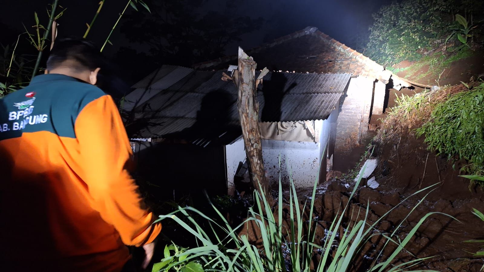 TPT Ambruk, Dua Rumah Di Kutawaringin Tertimpa Timbunan Longsor