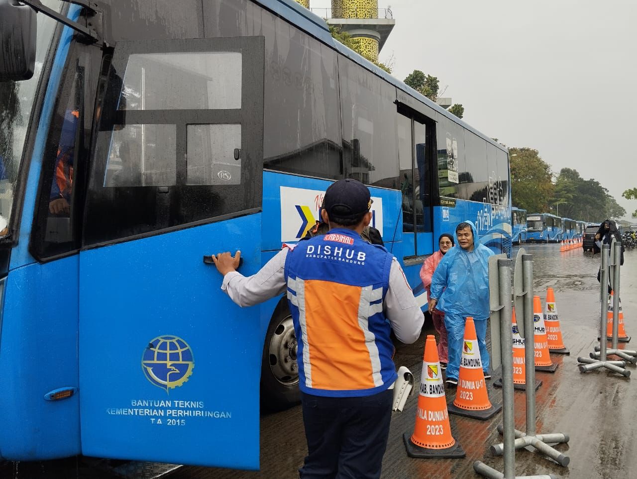 Harus Menggunakan Shuttle Bus, Warga Tetap Buka Parkir Liar di Sekitar Stadion Si Jalak Harupat. Foto Istimewa