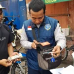 Petugas pemungut parkir dari Dinas Perhubungan (Dishub) Kota Banjar tengah memindai barcode setoran parkir dari juru parkir di Kota Banjar, Senin 13 November 2023.