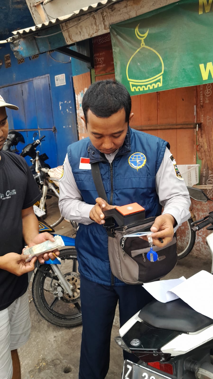 Petugas pemungut parkir dari Dinas Perhubungan (Dishub) Kota Banjar tengah memindai barcode setoran parkir dari juru parkir di Kota Banjar, Senin 13 November 2023.