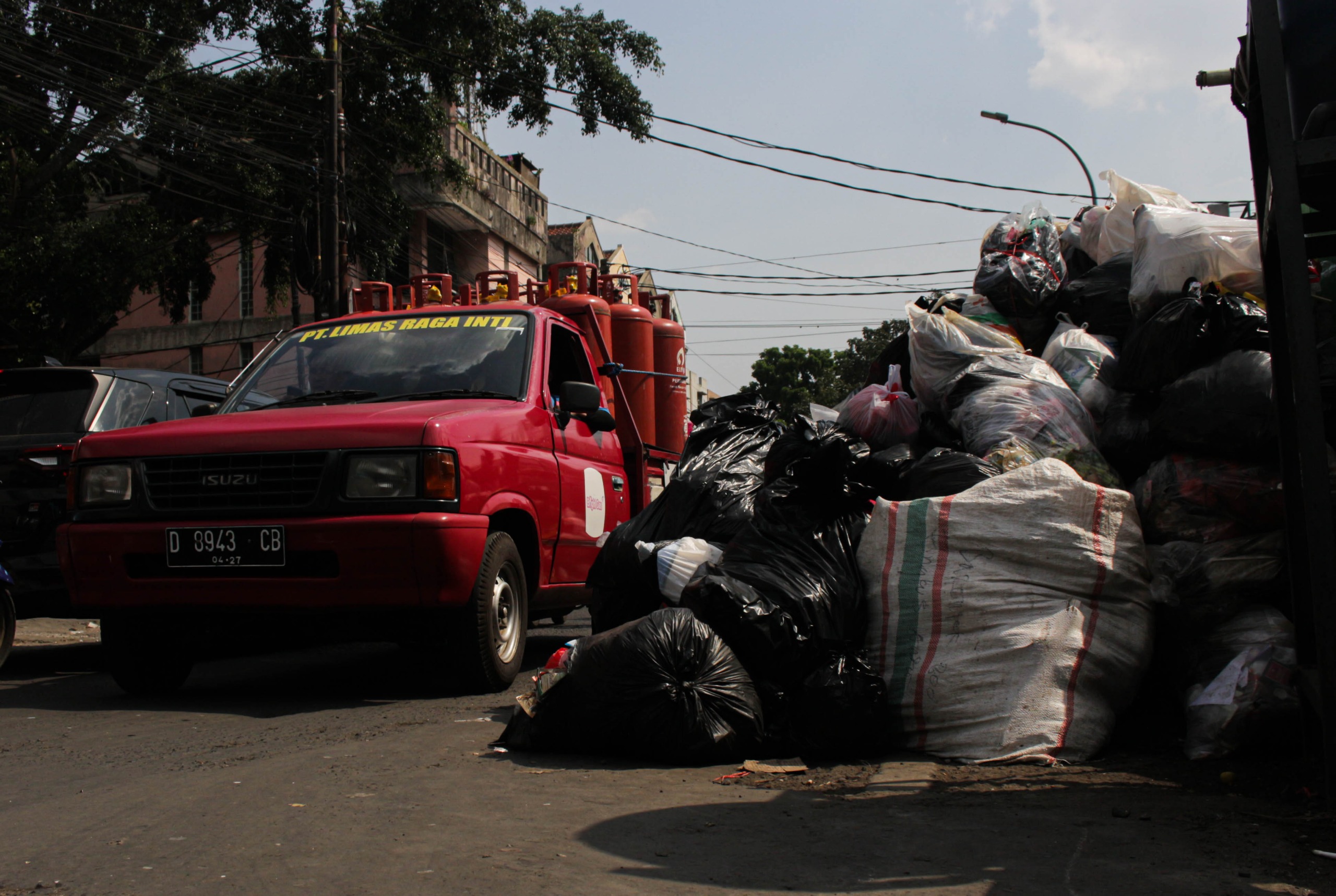 Ist. Penumpukan sampah di Kota Bandung terjadi saat penerapan status masa darurat. Foto. Pandu Muslim Jabar Ekspres.