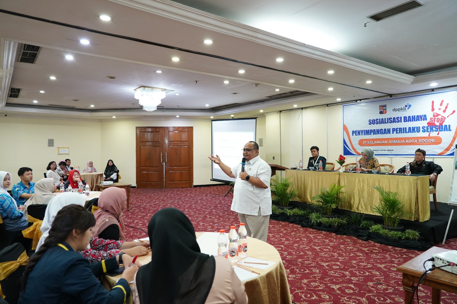 Ketua DPRD Kota Bogor, Arang Trisnanto saat menjadi pembicara di kegiatan sosialisasi bahaya penyimpangan seksual. (Yudha Prananda / Jabar Ekspres)