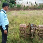 Kepala Dusun Sinargalih, Kota Banjar, Heri Kiswanto berada di dekat traktor yang mesinnya hilang dicuri, Selasa 14 November 2023.