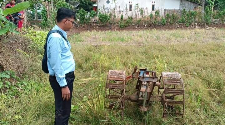 Kepala Dusun Sinargalih, Kota Banjar, Heri Kiswanto berada di dekat traktor yang mesinnya hilang dicuri, Selasa 14 November 2023.