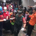 Tim SAR Gabungan saat mengevakuasi jasad korban di Kampung Perca, Kelurahan Sindangsari, Kecamatan Bogor Timur, Kota Bogor, Rabu (15/11). (Yudha Prananda / Jabar Ekspres)