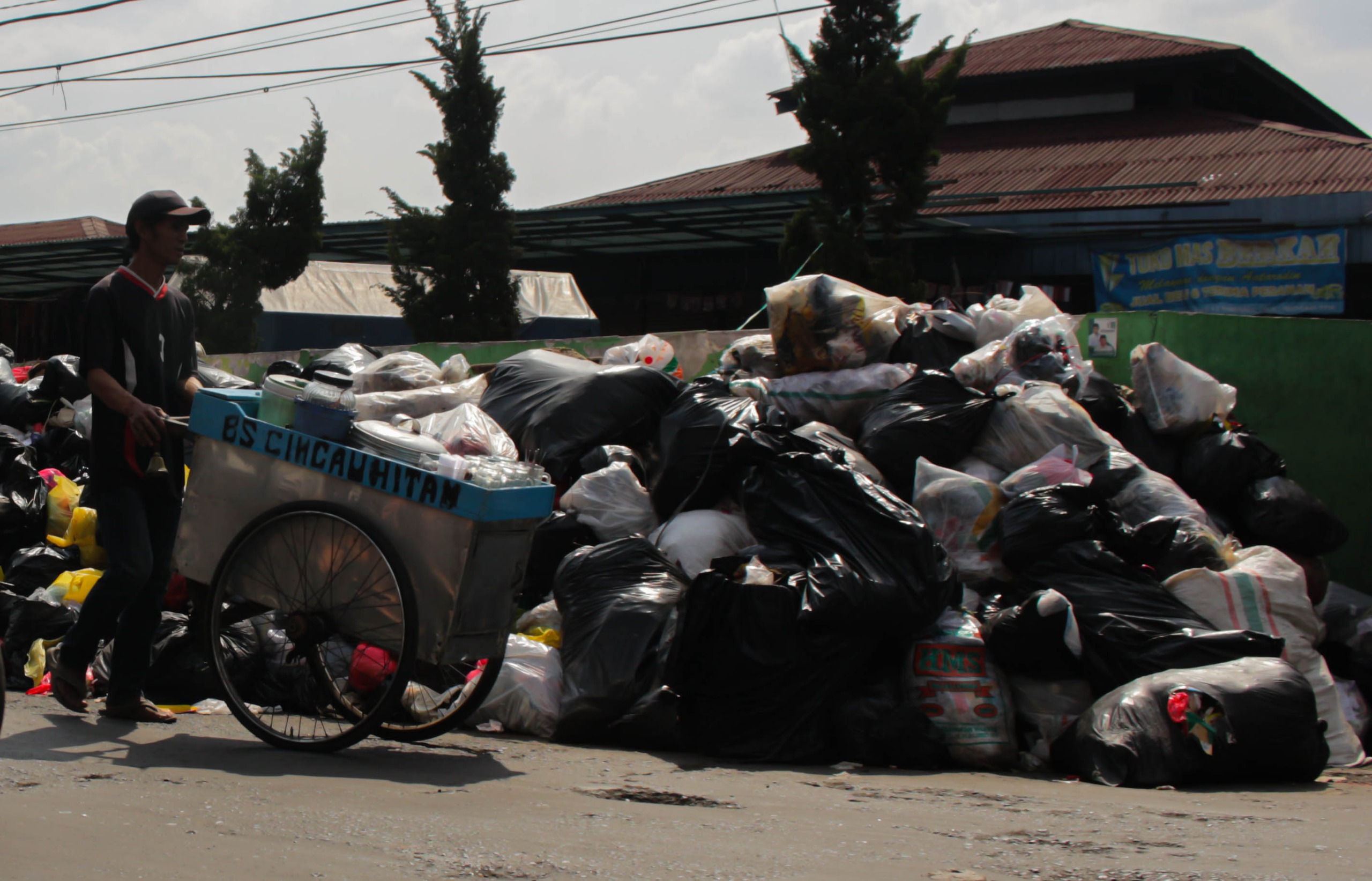 Doc. Penumpukan Sampah di Pinggir Jalan (Pandu Muslim)