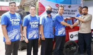 Area Manager Pamanukan KSP Sahabat Mitra Sejati, Cucu Husnaeni menyerahkan bantuan gerobak sampah dan alat-alat kebersihan kepada Badan Perwakilan Pedagang Pasar (BP3) yang diwakili oleh Dede Nugraha.