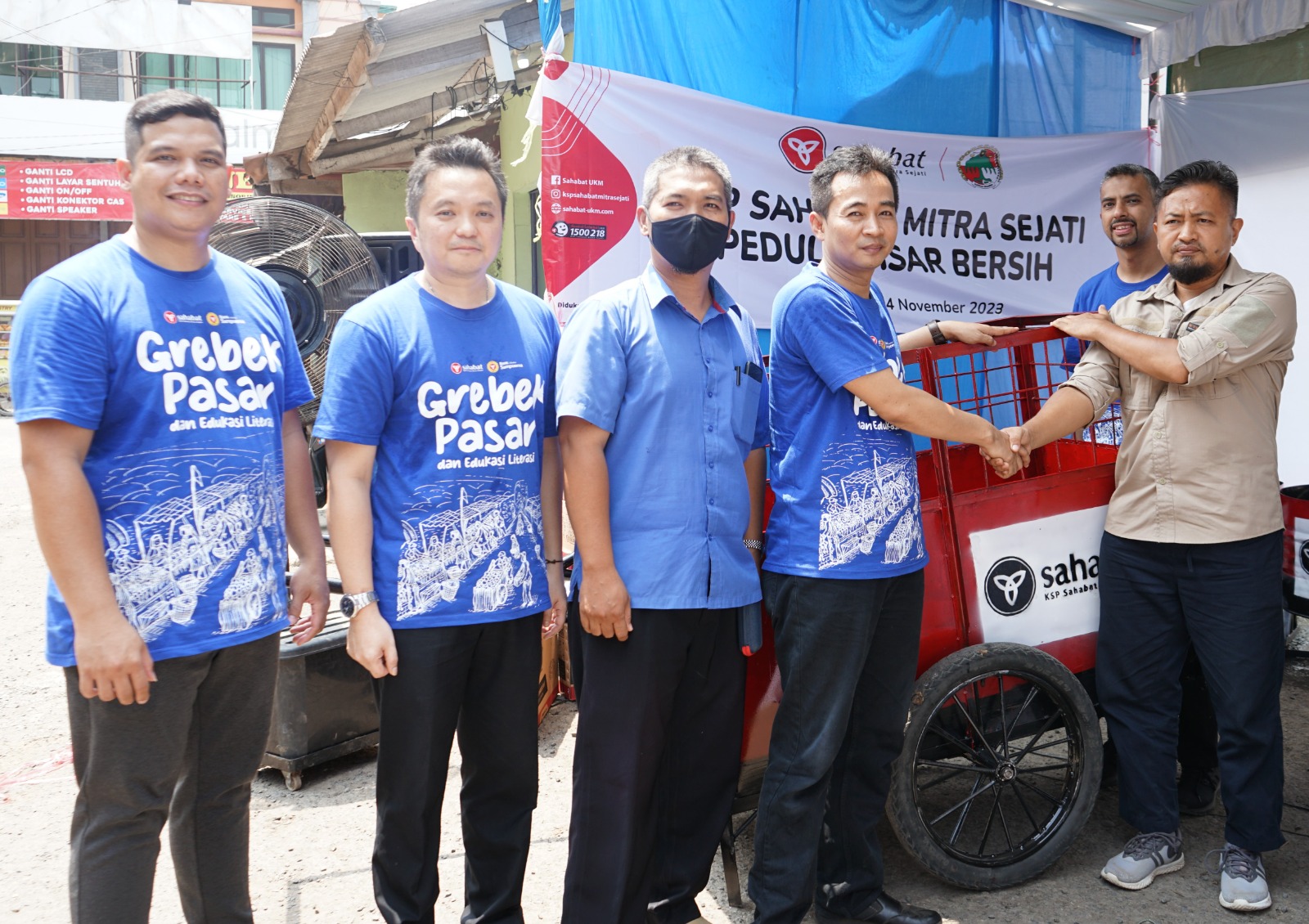 Area Manager Pamanukan KSP Sahabat Mitra Sejati, Cucu Husnaeni menyerahkan bantuan gerobak sampah dan alat-alat kebersihan kepada Badan Perwakilan Pedagang Pasar (BP3) yang diwakili oleh Dede Nugraha.