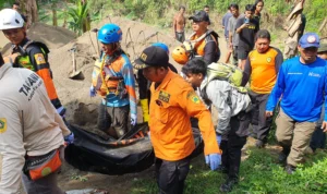 Tim SAR mengevakuasi korban tenggelam di Sungai Cileungsi (15/11).