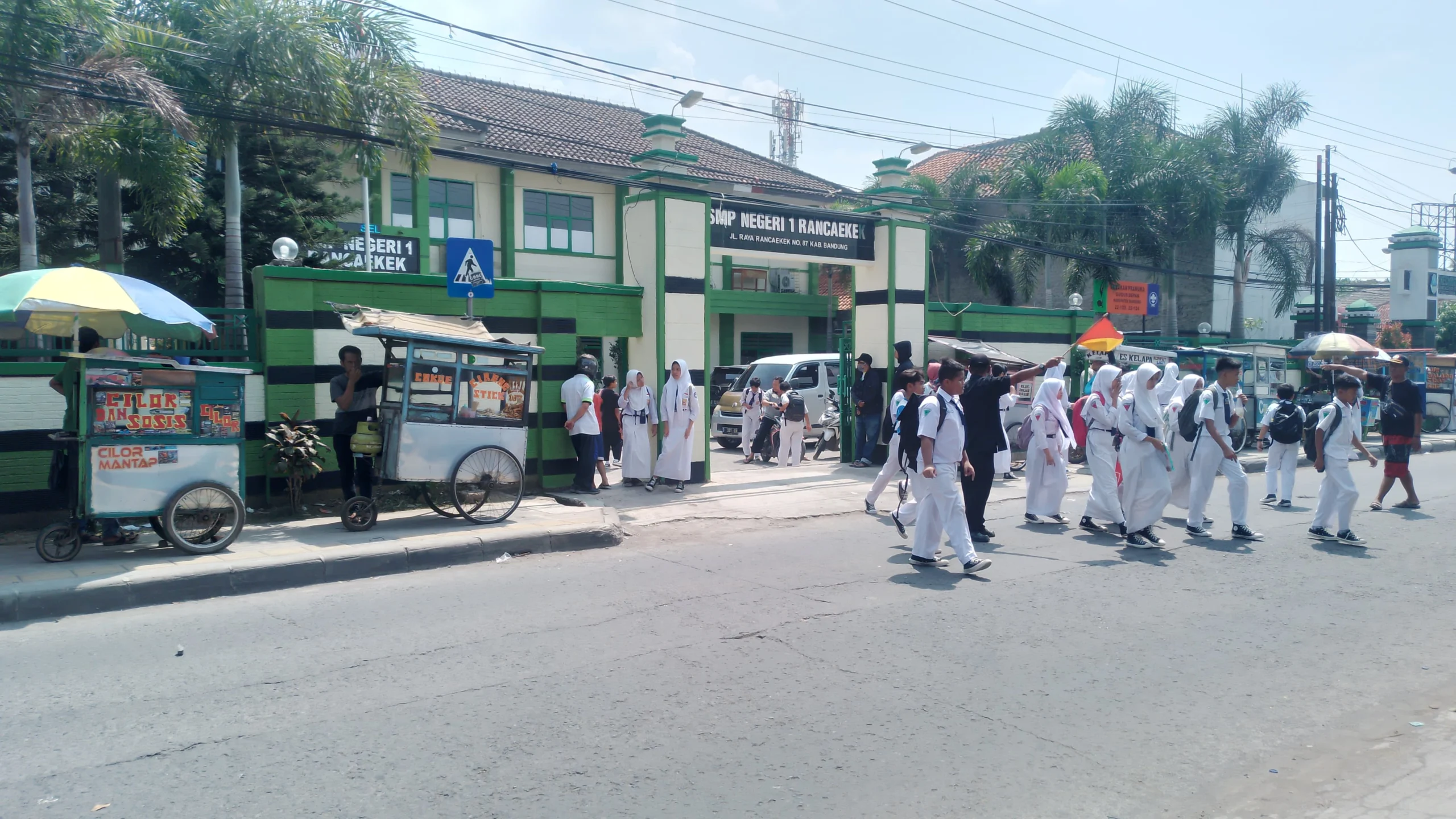 Peserta didik SMPN 1 Rancaekek saat berpulang sekolah usai kegiatan belajar mengajar. (Yanuar/Jabar Ekspres)