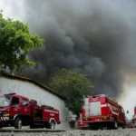 Asap hitam pekat membumbung tinggi akibat kebakaran di PT. Kasta Timbul, Kelurahan Cipadung Kulon, Panyileukan, Kota Bandung. (Pandu Muslim/Jabar Ekspres)