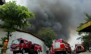 Asap hitam pekat membumbung tinggi akibat kebakaran di PT. Kasta Timbul, Kelurahan Cipadung Kulon, Panyileukan, Kota Bandung. (Pandu Muslim/Jabar Ekspres)