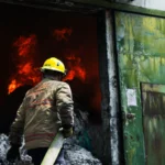 Petugas Diskar PB Kota Bandung tengah melakukan pemadam api di Gudang Pabrik pemintalan kapas, Cipadung, Kota Bandung (Pandu Muslim / JE)
