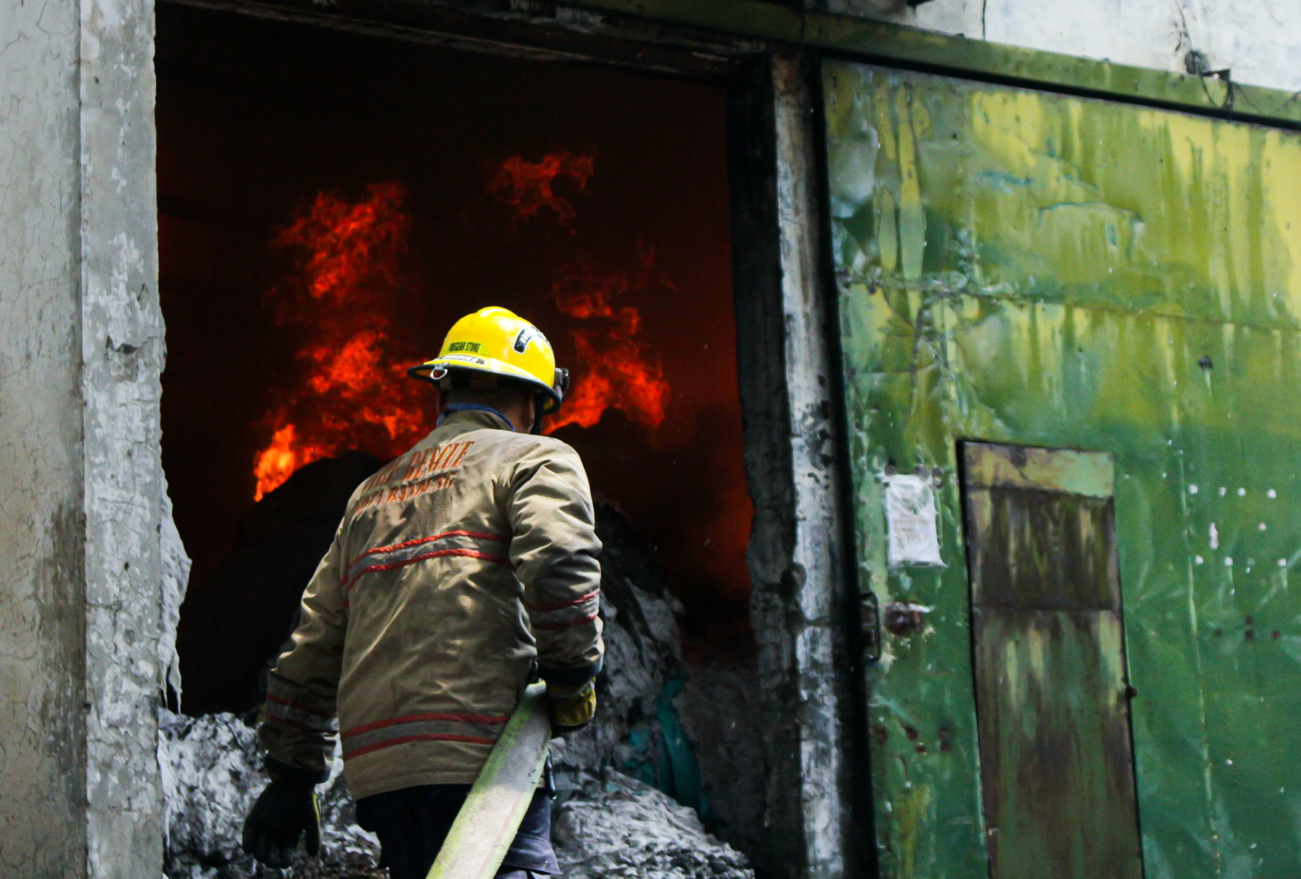 Petugas Diskar PB Kota Bandung tengah melakukan pemadam api di Gudang Pabrik pemintalan kapas, Cipadung, Kota Bandung (Pandu Muslim / JE)