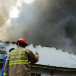 Petugas Diskar PB Kota Bandung berkoordinasi saat pemadam api di Gudang PT. Kasta Timbul, Cipadung, Kota Bandung (Pandu Muslim / Jabar Ekspres)