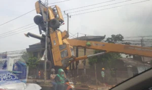 Sebuah Crane Terbalik Seperti Transformer di Kabupaten Bogor