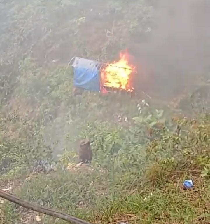 Kamis (16/11) terlihat banyak warga berkumpul dan juga kobaran api di sebuah warung yang di tanah Taman Nasional Gunung Halimun Salak (TNGHS) / Tangkap Layar