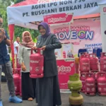 Wali Kota Banjar, Ade Uu Sukaesih mengangkat tabung gas non subsidi saat acara dengan Pertamina di halaman Kantor Setda Kota Banjar beberapa waktu lalu.